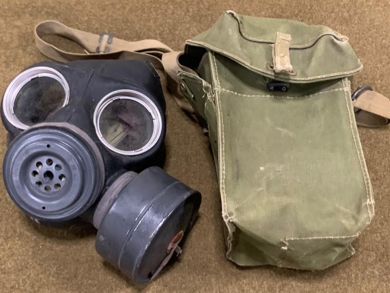 WWII Lightweight Gas Mask with scarce Filter Canister Corks
